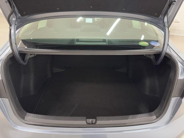 カローラ ハイブリッド　Ｓ　衝突軽減　ナビ　バックモニター　スマートキー　横滑り防止機能　ＬＥＤヘッドライト　ミュージックプレイヤー接続可　点検記録簿　盗難防止装置　オートエアコン　クルコン　メモリナビ　１６ＡＷ（16枚目）