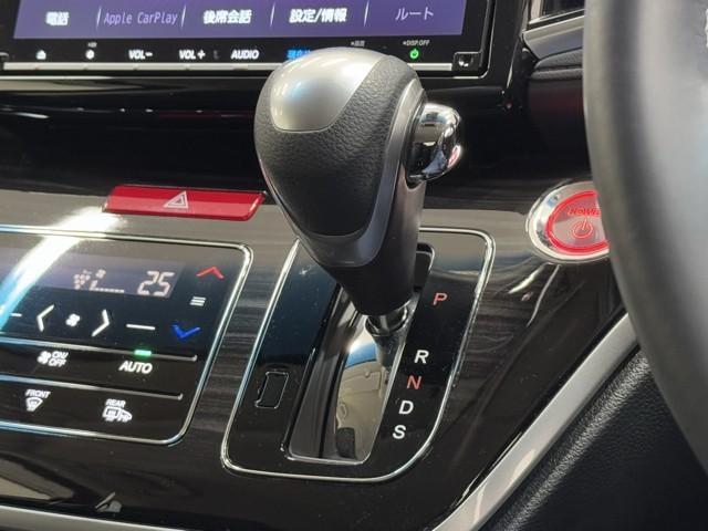 オデッセイハイブリッド ハイブリッドアブソルート・EXホンダセンシング 衝突軽減 メモリナビ パノラミックビューモニター 両側パワースライドドア LEDライト 地上デジタル 3列シート オートクルーズ オートエアコン 盗難防止装置 DVD再生可能 スマートキー ETC(11枚目)