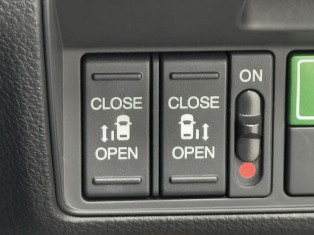 オデッセイハイブリッド ハイブリッドアブソルート・EXホンダセンシング 衝突軽減 メモリナビ パノラミックビューモニター 両側パワースライドドア LEDライト 地上デジタル 3列シート オートクルーズ オートエアコン 盗難防止装置 DVD再生可能 スマートキー ETC(12枚目)