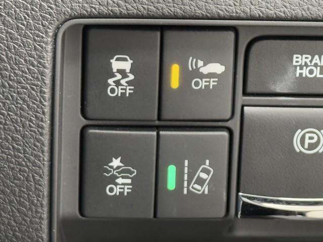 オデッセイハイブリッド ハイブリッドアブソルート・EXホンダセンシング 衝突軽減 メモリナビ パノラミックビューモニター 両側パワースライドドア LEDライト 地上デジタル 3列シート オートクルーズ オートエアコン 盗難防止装置 DVD再生可能 スマートキー ETC(13枚目)