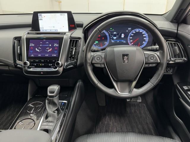 シンプルながら機能性あふれる運転席周りです。　使いやすいスイッチ類の配置によりとても運転しやすいですよ。