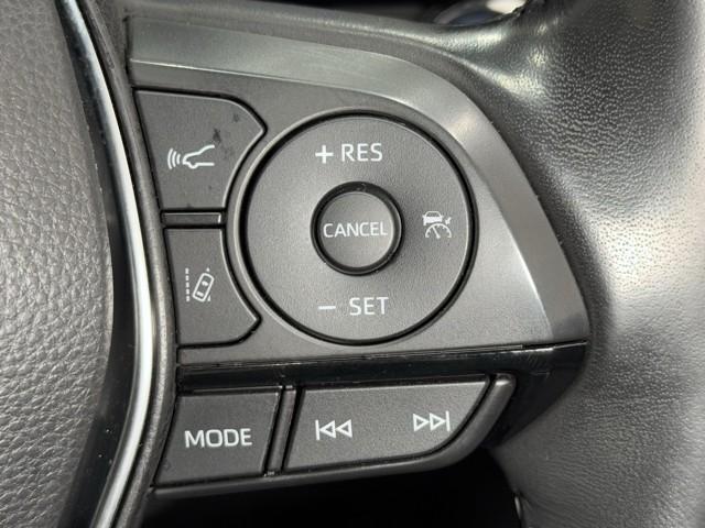 レーダークルーズコントロールです。　前の車との距離をレーダーで測り一定の車間距離に保ってくれますよ。詳細はスタッフまで。