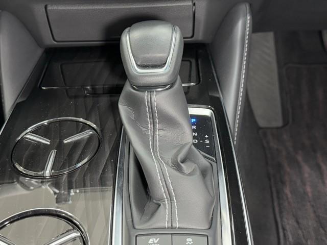 親しみやすいシフトです。　坂道や信号の多い日本では操作が簡単でいいです。　シフトチェンジしやすい所に考えられて配置されているので操作し易いですよ。