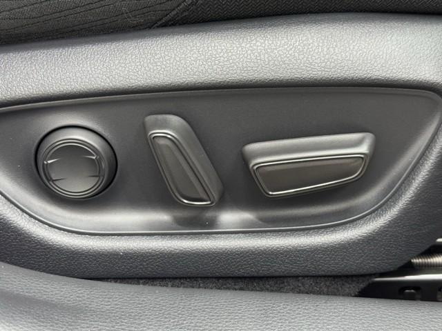 電動パワーシートです。　高級車によく付いてますね。　ポジションを細かく調整、出来るので長時間の運転もリラックスして出来ちゃいますね。