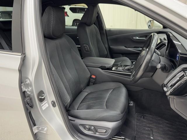 シンプルながら座り心地の良いシートです。　ホールド感も良いので長いドライビングでも疲れにくいんです。