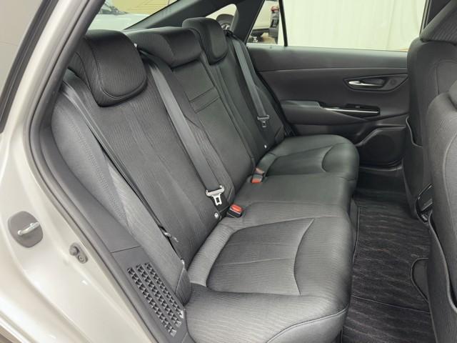 足元広々の座り心地良好、後席ですよ。　ドライビング中、長い間同じ体勢で居るのって大変ですよね。　長く座っているものだから、リラックスできるシートがいいですよね。