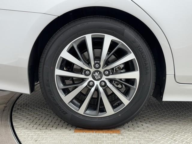 かっこいいホイールですね。　車のイメージを大きく左右するホイール部分はコダワリを持ちたいですね。