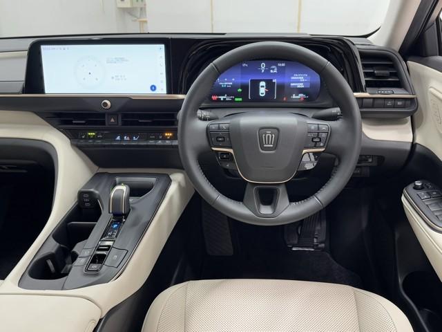 クラウンクロスオーバー Ｇアドバンスド・レザーパッケージ　衝突軽減　ＴＳＳ　レザー　ＤＡ　パノラミックビュー　フルセグＴＶ　シートハンドルヒーターパワーシート　ＬＥＤヘッドライト　クルーズコントロール　ドライブレコーダ　２１アルミホイル　ＥＴＣ付　４ＷＤ（4枚目）