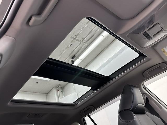 明るさが室内に溢れるムーンルーフですね。　暗い車内でも外の天候関係なく明るい光を取り入れることが出来ますね。　気持ちよくドライビングできますよ。