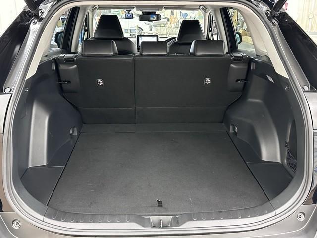とても広々、大きな開口部の荷室スペースですね。　開口部広々だから、大きな荷物も楽々収納出来ちゃいますね。　荷物スペースは広いほうがいいですよね。