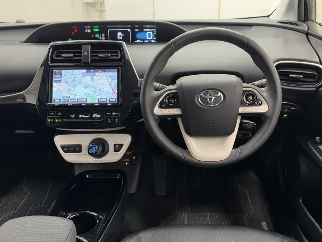 シックな色使いの運転席周りですね。すっきりとしたデザインで上品な色使いです。居心地の良い運転席、長く座ってられるリラックスできるデザインがいいですね。