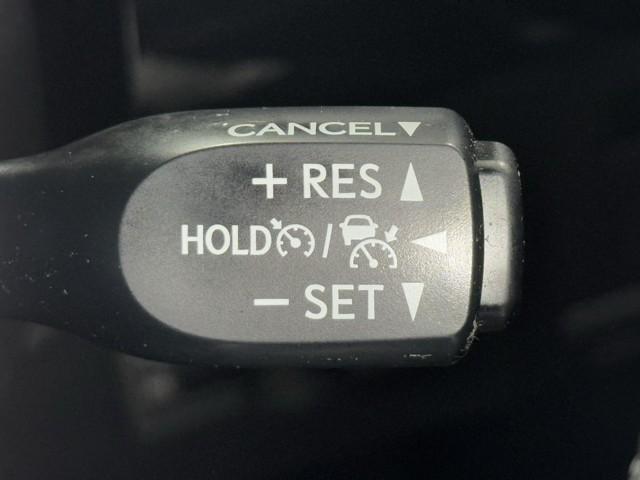 クルーズコントロール機能が付いています。　速度を設定するとアクセルを踏まなくても一定の速度で走ることができます。　　高速道路ではとても便利な装置なんです。