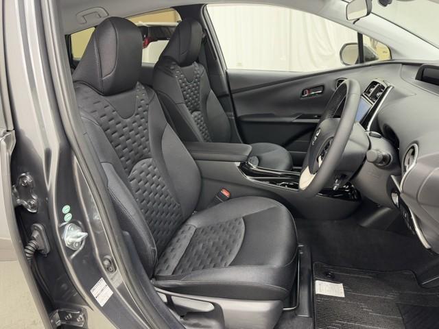 高めのヒップポイントのゆったりとしたシートです。　足腰に負担が掛かる乗り降りが楽になりますよ。　快適なドライブを楽しむ為にも長く座っていられるシートがいいですね。