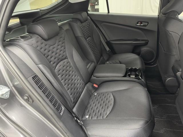 足元広々の座り心地良好、後席ですよ。　ドライビング中、長い間同じ体勢で居るのって大変ですよね。　長く座っているものだから、リラックスできるシートがいいですよね。