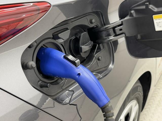 ＰＨＥＶならでは、外部から電気を充電して車を動かすことが出来ますよ。詳しくはスタッフまでお問合せ下さい。