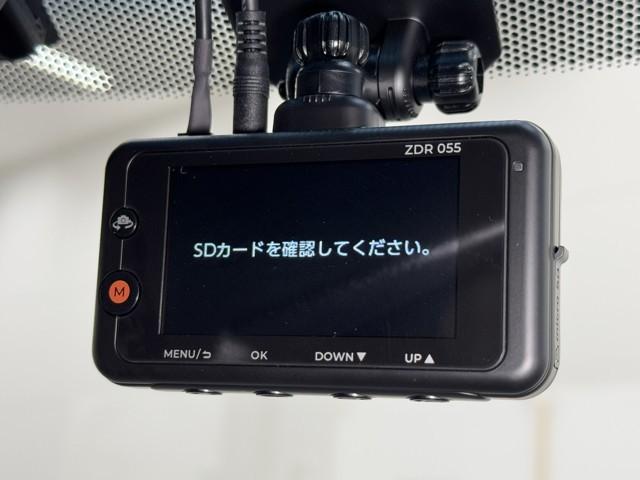 ドライブレコーダー装備してますよ。　思いでの記録や万が一の時の記録にも便利ですね。