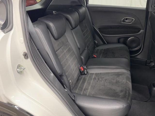 足元広々の座り心地良好、後席ですよ。　ドライビング中、長い間同じ体勢で居るのって大変ですよね。　長く座っているものだから、リラックスできるシートがいいですよね。