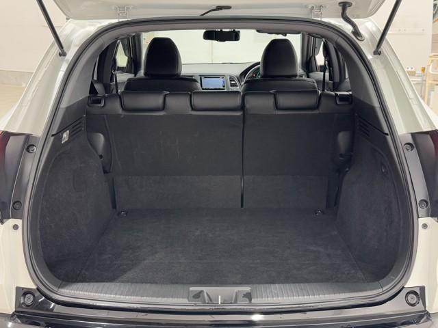 とても広々、大きな開口部の荷室スペースですね。　開口部広々だから、大きな荷物も楽々収納出来ちゃいますね。　荷物スペースは広いほうがいいですよね。