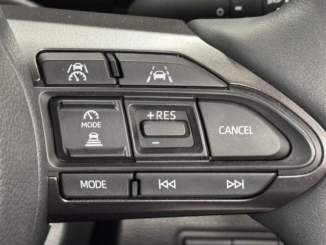 レーダークルーズコントロールです。　前の車との距離をレーダーで測り一定の車間距離に保ってくれますよ。詳細はスタッフまで。