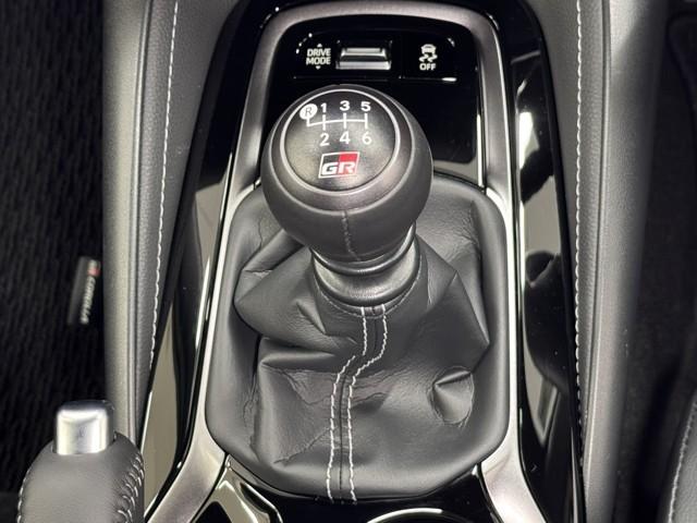 親しみやすいシフトです。　坂道や信号の多い日本では操作が簡単でいいです。　シフトチェンジしやすい所に考えられて配置されているので操作し易いですよ。