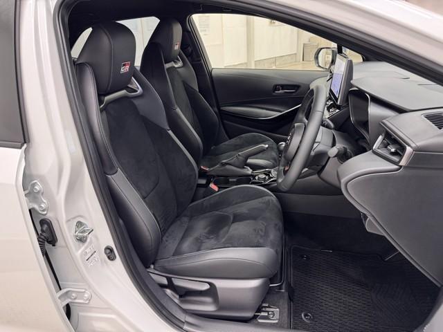 シンプルながら座り心地の良いシートです。　ホールド感も良いので長いドライビングでも疲れにくいんです。