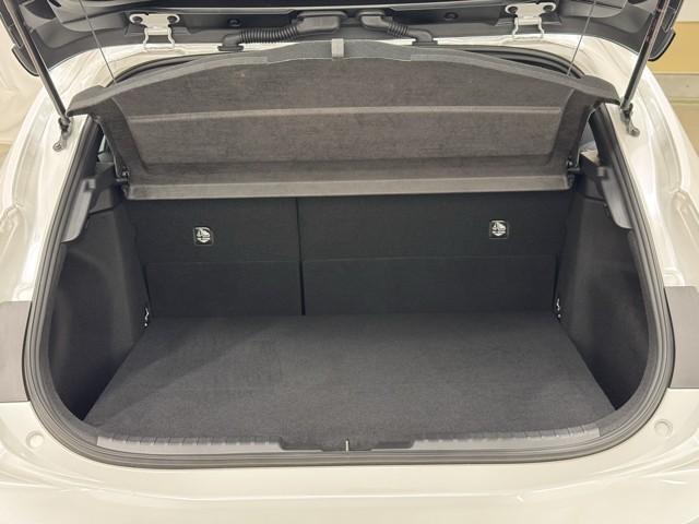 とても広々、大きな開口部の荷室スペースですね。　開口部広々だから、大きな荷物も楽々収納出来ちゃいますね。　荷物スペースは広いほうがいいですよね。