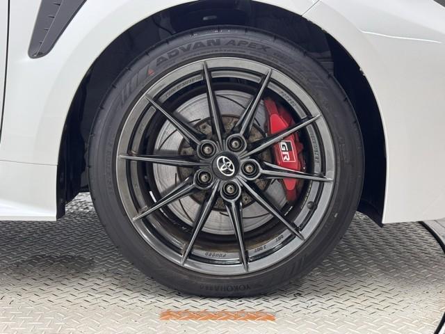 アルミホイールです。　路面に力を伝えるホイール部分は特に目立ちますよね。　ホイールひとつで車のイメージも大きく変わりますね。