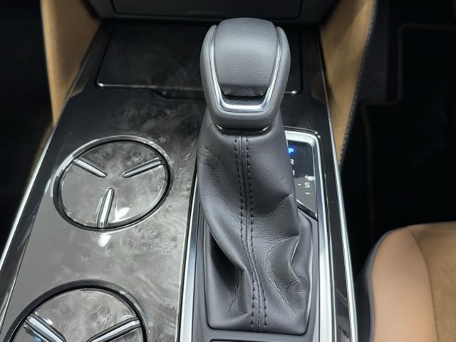 クラウンハイブリッド Ｓ　Ｆｏｕｒ　エレガンススタイル　衝突軽減　ナビＴＶ　パノラミックビューモニター　サンルーフ　１８インチアルミホイール　クルーズコントロール　盗難防止装置　パワーシート　スマートキー　ドラレコ　４ＷＤ　メモリーナビ　フルセグ　ＥＴＣ（12枚目）