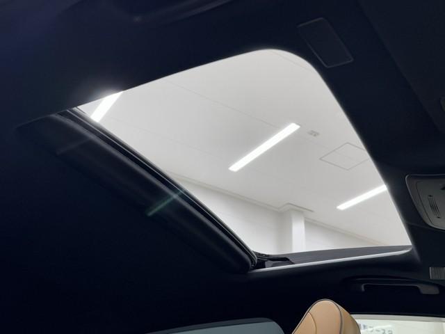 クラウンハイブリッド Ｓ　Ｆｏｕｒ　エレガンススタイル　衝突軽減　ナビＴＶ　パノラミックビューモニター　サンルーフ　１８インチアルミホイール　クルーズコントロール　盗難防止装置　パワーシート　スマートキー　ドラレコ　４ＷＤ　メモリーナビ　フルセグ　ＥＴＣ（19枚目）