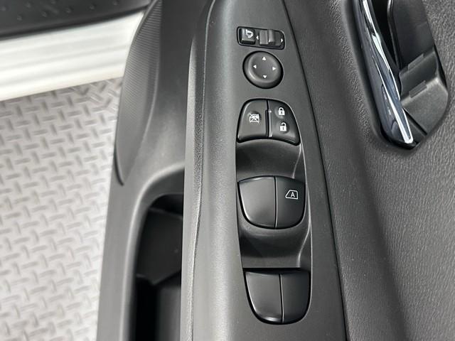 セレナ ｅ－パワー　ハイウェイスターＶ　衝突軽減　ＢＳＭ　ナビ　パノラミックビュー　後席モニター　地デジ　ミュージックプレイヤー接続可　３列シート　クルーズコントロール　横滑り防止機能　スマキー　バックカメラ　ＬＥＤ　点検記録簿付　ＥＴＣ（15枚目）