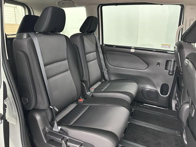 セレナ ｅ－パワー　ハイウェイスターＶ　衝突軽減　ＢＳＭ　ナビ　パノラミックビュー　後席モニター　地デジ　ミュージックプレイヤー接続可　３列シート　クルーズコントロール　横滑り防止機能　スマキー　バックカメラ　ＬＥＤ　点検記録簿付　ＥＴＣ（17枚目）