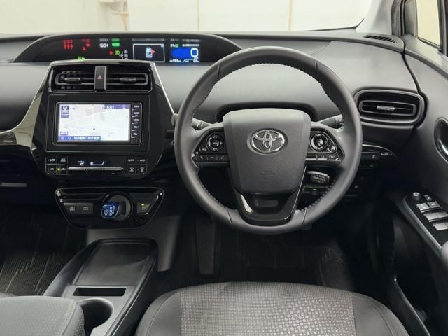 プリウス Ｓ　衝突軽減　ナビ　バックモニター　１００Ｖ　取説記録簿　スマートキ－　メモリーナビゲーション　ＬＥＤヘッドライト　ＥＴＣ車載器　フルオートエアコン　クルーズコントロール　エアバッグ　ドラレコ（4枚目）