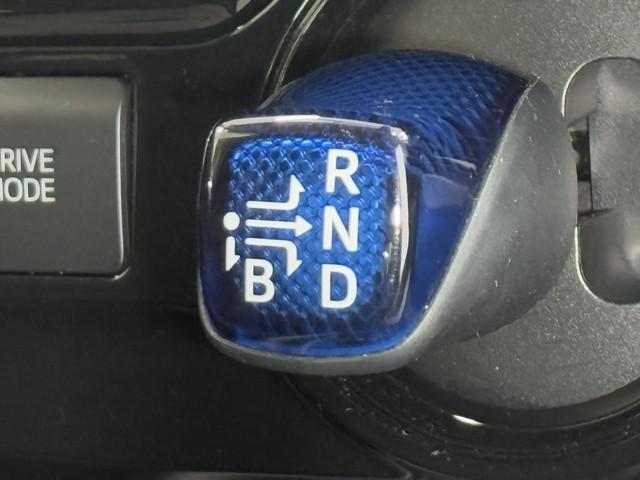 プリウス Ｓ　衝突軽減　ナビ　バックモニター　１００Ｖ　取説記録簿　スマートキ－　メモリーナビゲーション　ＬＥＤヘッドライト　ＥＴＣ車載器　フルオートエアコン　クルーズコントロール　エアバッグ　ドラレコ（11枚目）