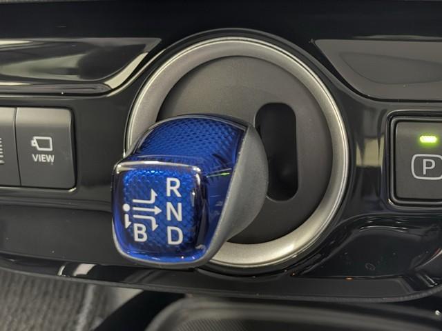 プリウスPHV A 衝突軽減 ディスプレイオーディオ バックモニタ ワンオナ 電動シート メディアプレイヤー接続 シートヒーター LED 盗難防止装置 スマートキー ETC アルミホイール サイドエアバッグ エアバッグ(8枚目)