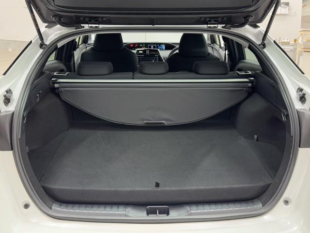 プリウスPHV A 衝突軽減 ディスプレイオーディオ バックモニタ ワンオナ 電動シート メディアプレイヤー接続 シートヒーター LED 盗難防止装置 スマートキー ETC アルミホイール サイドエアバッグ エアバッグ(16枚目)