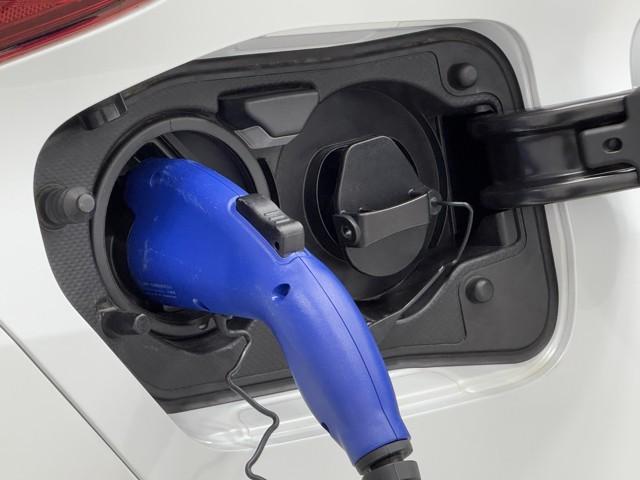 プリウスPHV A 衝突軽減 ディスプレイオーディオ バックモニタ ワンオナ 電動シート メディアプレイヤー接続 シートヒーター LED 盗難防止装置 スマートキー ETC アルミホイール サイドエアバッグ エアバッグ(17枚目)