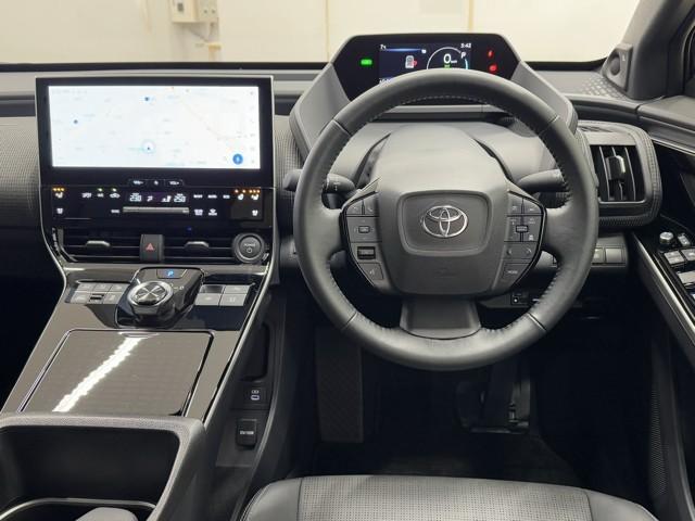 bZ4X Z ナビ パノラミックビュー ムーンルーフ LEDライト TSS フルセグTV パワーシート スマートキー AWD Bカメラ ETC イモビライザー ドラレコ メモリーナビ 記録簿 AC100V電源(4枚目)