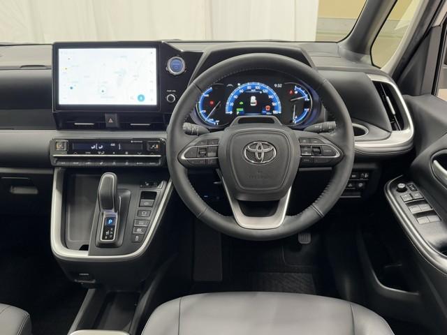 ノア ハイブリッドＺ　衝突軽減　ナビ　パノラミックビュー　パワーバックドア　ドライブレコーダー　ＡＣ１００Ｖ　スマートキー　ワンオーナー車　両側パワースライドドア　フルセグＴＶ　ＬＥＤヘッドライト　ＥＴＣ　シートヒーター（4枚目）