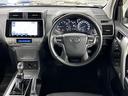 シックな色使いの運転席周りですね。すっきりとしたデザインで上品な色使いです。居心地の良い運転席、長く座ってられるリラックスできるデザインがいいですね。
