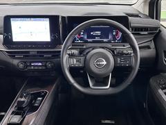 シックな色使いの運転席周りですね。すっきりとしたデザインで上品な色使いです。居心地の良い運転席、長く座ってられるリラックスできるデザインがいいですね。 4