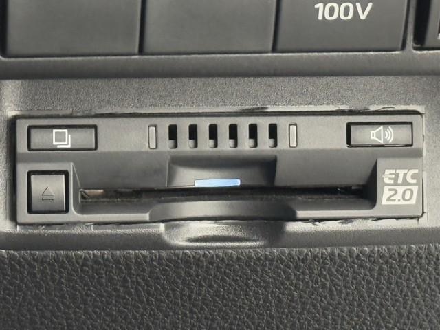 アクア Ｘ　踏み間違い防止　１００Ｖ　イモビ　ドライブレコーダー　ナビ　点検記録簿　ＬＥＤヘッドライト　スマートキー　横滑り防止機能　キーレスエントリー　オートクルーズ　オートエアコン　ＥＴＣ　カーテンエアバッグ（8枚目）