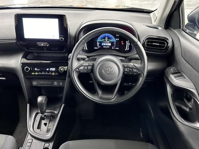 ヤリスクロス Ｇ　ＥＴＣ装備　リヤカメラ　点検記録簿　スマートエントリー　イモビライザー　オートエアコン　アルミホイール　キーレス　パワーウィンドウ　クルコン　ＡＢＳ　ドライブレコーダー　エアバッグ　パワーステアリング（4枚目）