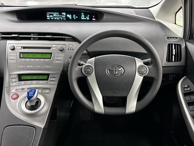 プリウス S アイドリングストップ搭載 インテリキー デュアルエアバック エアB イモビライザー ワンオーナー車 AUTOエアコン 横スベリ防止 アルミホイール ETC装備 ABS サイドエアバッグ リモコンキー(4枚目)