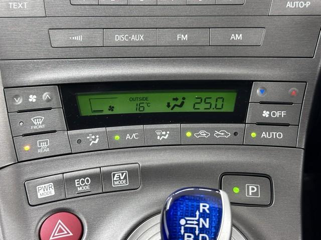 プリウス S アイドリングストップ搭載 インテリキー デュアルエアバック エアB イモビライザー ワンオーナー車 AUTOエアコン 横スベリ防止 アルミホイール ETC装備 ABS サイドエアバッグ リモコンキー(7枚目)