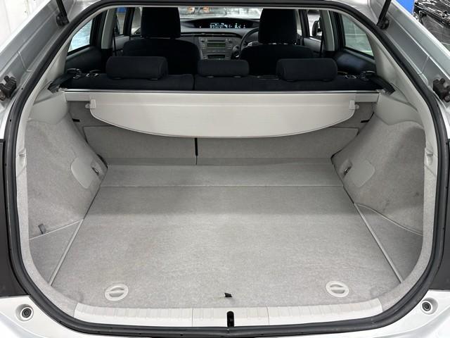 プリウス S アイドリングストップ搭載 インテリキー デュアルエアバック エアB イモビライザー ワンオーナー車 AUTOエアコン 横スベリ防止 アルミホイール ETC装備 ABS サイドエアバッグ リモコンキー(17枚目)