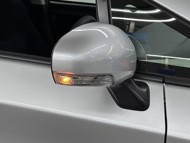 プリウス S アイドリングストップ搭載 インテリキー デュアルエアバック エアB イモビライザー ワンオーナー車 AUTOエアコン 横スベリ防止 アルミホイール ETC装備 ABS サイドエアバッグ リモコンキー(18枚目)