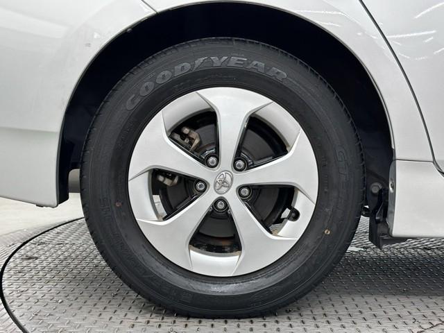 プリウス S アイドリングストップ搭載 インテリキー デュアルエアバック エアB イモビライザー ワンオーナー車 AUTOエアコン 横スベリ防止 アルミホイール ETC装備 ABS サイドエアバッグ リモコンキー(19枚目)