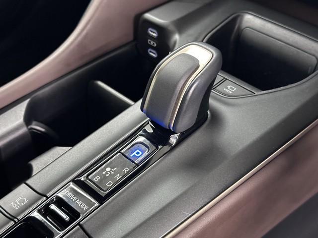 クラウンクロスオーバー Gレザーパッケージ クルーズコントロール パワーシート バックモニター 記録簿 LEDヘッドランプ レザーシート ドラレコ ETC 100V電源 フルセグTV 4WD スマートキー 盗難防止装置 キーレス ABS(9枚目)