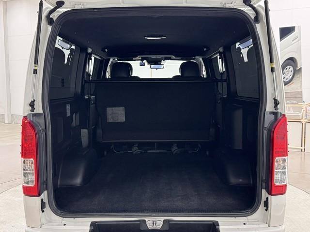 ハイエースバン スーパーＧＬ　ダークプライムＩＩ　ＬＥＤヘットライト　メモリーナビゲーション　ミュージックプレイヤー接続可　地デジ　スマキー　ＡＢＳ　フルフラット　盗難警報装置　運転席エアバッグ　リアクーラー　オートエアコン　パワーウインドウ　記録簿（18枚目）