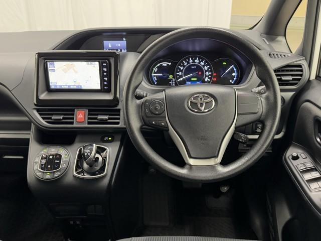 ノア ハイブリッドＸ　衝突被害軽減ブレーキ　両側電動スライドドア　Ｂｌｕｅｔｏｏｔｈ音楽　車線逸脱防止　電格ミラー　ＴＳＳ　両側電動ドア　ＡＨＢ　Ｂカメラ　フルフラット　ＤＶＤ再生可　横滑り防止　エアバック　オートエアコン（7枚目）